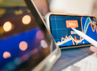 Analyste multi-marchés examinant les opportunités sur Bitcoin, Ethereum et le forex